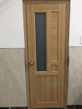 Dòng cửa nhựa chuyên dùng cho nhà vệ sinh giá thành rẻ màu sắc giống vân gỗ thật dễ vệ sinh làm chùi . Cánh cửa được tạo kiểu bằng những thanh gỗ pvc ghép lại với nhau.