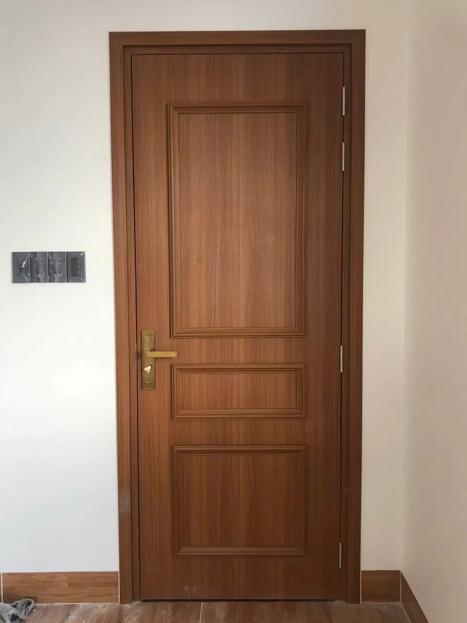 của cửa composite phào nổi